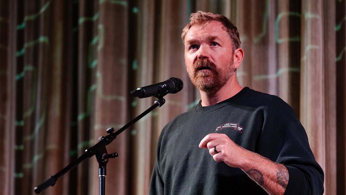 Elizabeth Warren endorses Nazi-tattooed Graham Platner in high-stakes Maine Senate primary