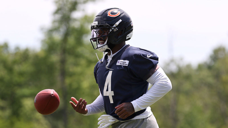 Bears Reportedly Extend Starting RB D'Andre Swift On 3-Year Deal image